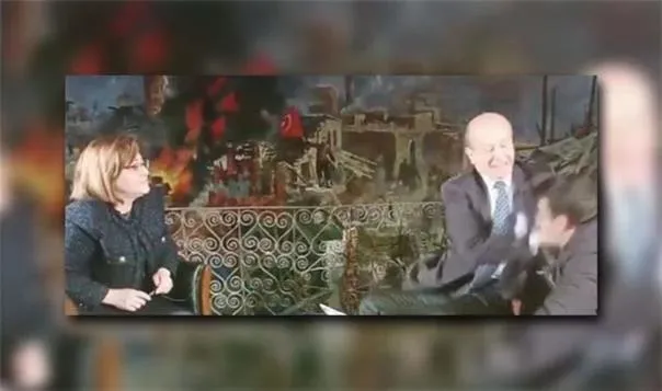 yine-haberturk-yine-skandal-gazeteci-muharrem-sarikaya-ses-ayari-yapan-iha-personeli-ahmet-demire-saldirdi-1639924876095.jpeg Yine Habertürk yine skandal! 'Gazeteci' Muharrem Sarıkaya ses ayarı yapan İHA personeli Ahmet Demir'e saldırıp tokat attı-4