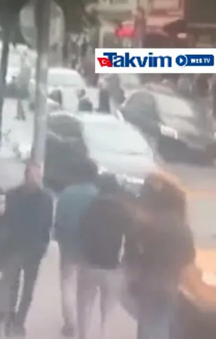 Polisten kaçan uyuşturucu satıcısı araçla vatandaşların arasına daldı