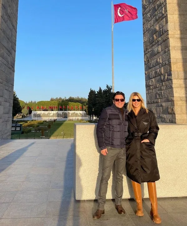 Bu ne saygısızlık! Hacı Sabancı ile Nazlı Kayı Çanakkale Şehitliği'ni ziyaret etti-2