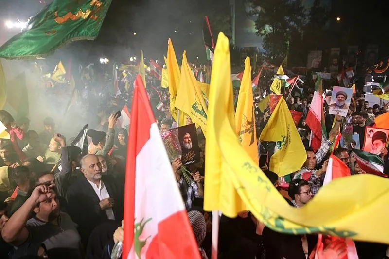 İran'ın İsrail'e füze saldırısından sonra başkent Tahran başta olmak üzere ülkenin birçok kentinde İranlılar sevinç gösterileri için meydanlarda toplandı. Başkent Tahran'ın Filistin Meydanı'nda toplanan binlerce kişi İran'ın İsrail'e füze saldırısını tekbirlerle karşılayarak sevinç gösterisinde bulundu. İsrail saldırısında öldürülen Hizbullah lideri Hasan Nasrallah'ın posterleri, Hizbullah flamaları, Lübnan ve İran bayrakları taşıyan göstericiler, İsrail aleyhine slogan attı. (AA)