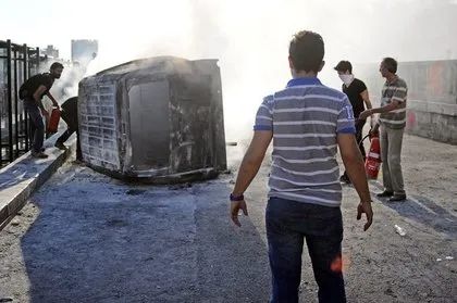 Göstericiler Taksim’de otomobil yaktı