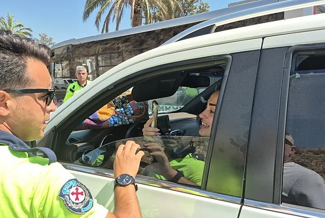 Dur ihtarına uymadı polisin üzerine araba sürdü
