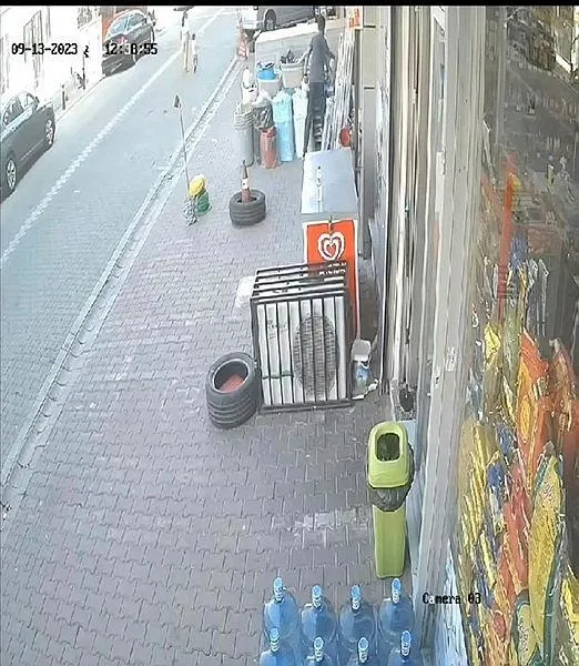 esenyurtta-silahli-kedi-kavgasi-yoldan-gecen-motokurye-yaralanadi-1695382084739.jpeg Esenyurt'ta silahlı "kedi" kavgası: Yoldan geçen motokurye yaralandı-1