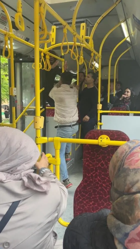 kadikoyde-iett-otobusu-karisti-tek-basina-oturmak-isteyen-sahsi-yolcular-disari-atti-1714117276252.jpeg Kadıköy'de İETT otobüsü karıştı: Tek başına oturmak isteyen şahsı yolcular dışarı attı-3