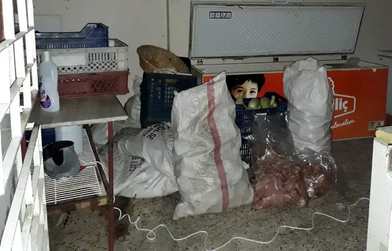 Vatandaşa yedireceklerdi! Polis poşet poşet taşındığını görünce... - 1