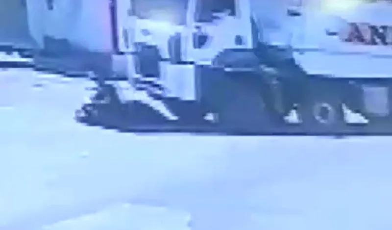 hatayda-dehset-anlari-hafriyat-kamyonu-motosiklet-surucusunun-ezdi-1724132580708.jpg Hatay'da hafriyat kamyonu motosiklet sürücüsünü ezdi!