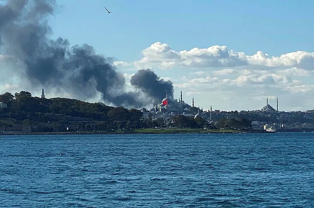 İstanbul Tıp Fakültesi inşaatında korkutan yangın! Kilometrelerce uzaktan görülüyor