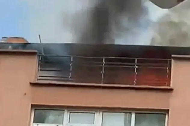 Ankara'da 2 katlı binanın terasında yangın