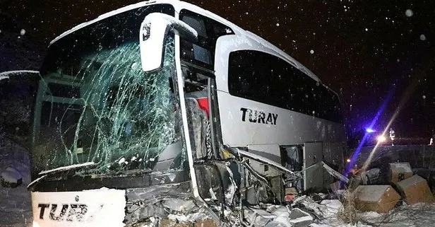 Son Dakika Erzincan Da Yolcu Otobusu Is Makinesine Carpti Cok Sayida Yarali Var Takvim