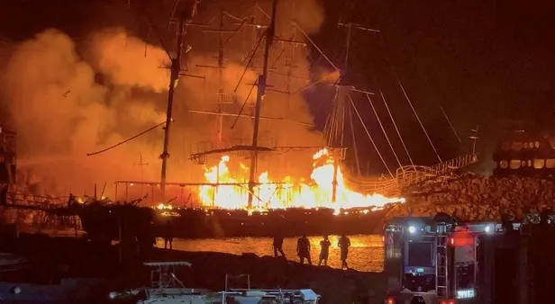 alanyada-4-gezi-teknesinde-yangin-alev-topuna-donduler-1629065089541.jpeg Alanya’da 4 gezi teknesinde yangın! Alev topuna döndüler-1