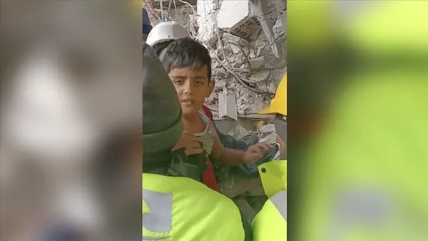 Canlı yayında peş peşe umut haberleri! 149. saatte mucizenin adı Mustafa! 'Mutlular' apartmanı enkazından çıkarıldı-7