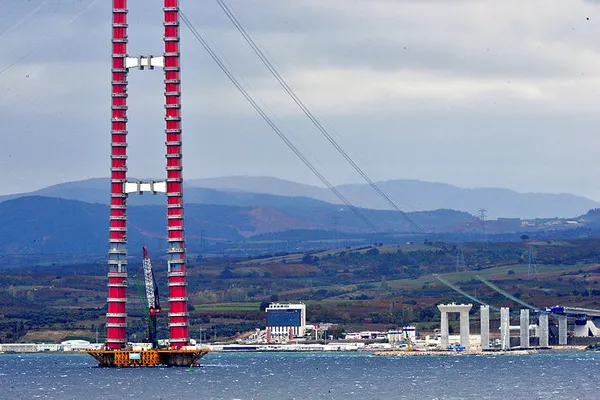 Simgelerin Köprüsünün ilk tabliyesi Çanakkale’ye ulaştı! Taşınması tam 18 saat sürdü!