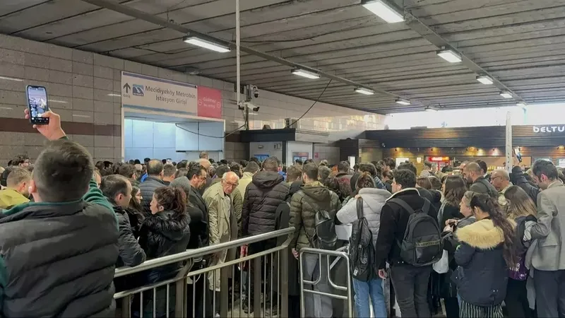 Yürümeyen merdiven! Mecidiyeköy metrobüs durağındaki yürüyen merdiven arızası yoğunluğa neden oldu-4