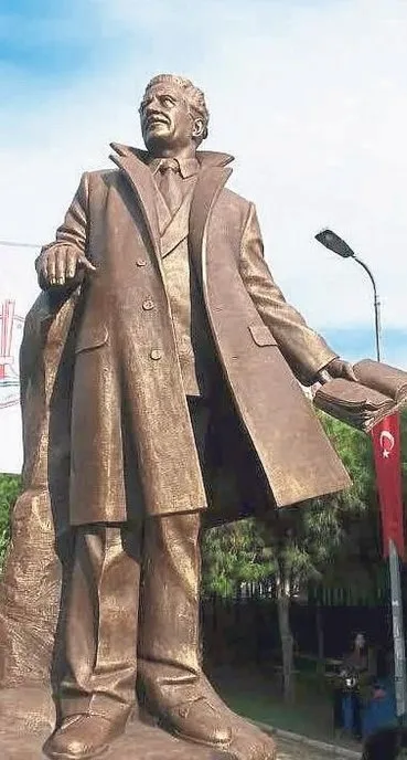 chp-heykel-hizmetine-araliksiz-devam-ediyor-nazim-hikmet-ran-heykelinin-yeni-hali-olay-oldu-1642659905495.jpeg