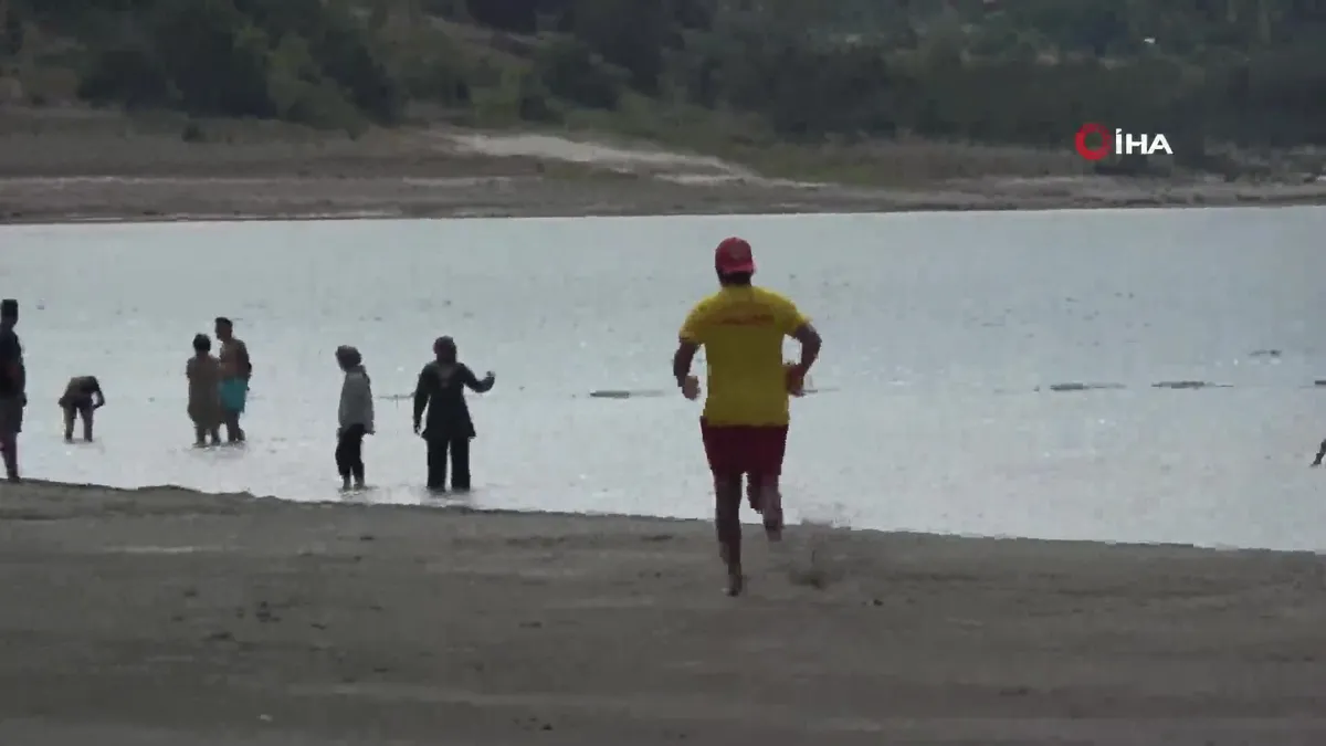 Salda gölünün ortasında can pazarı: Şişme oyuncakla Salda Gölü'nde dalgaların sürüklediği küçük kız böyle kurtarıldı