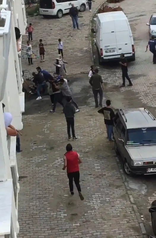 arnavutkoyde-kari-koca-tartismasina-aileler-de-dahil-oldu-tekme-yumruk-ve-sopalarin-havada-ucustugu-kavgaya-po-1655119224390.jpg