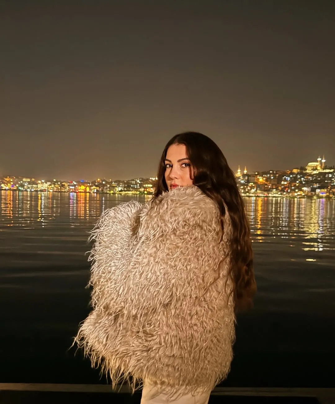 herkes-projelerini-beklerken-oyuncu-burcu-ozberk-aski-secmis-yabanci-birisiydi-orada-yasadim-1777187953337.jpg Herkes projelerini beklerken oyuncu Burcu Özberk aşkı seçmiş: "Yabancı birisiydi orada yaşadım"-4