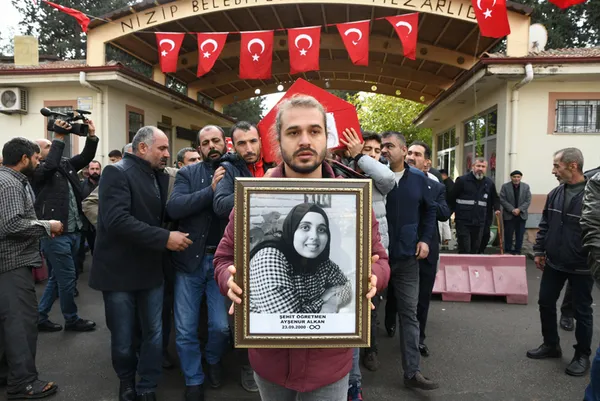 sehit-aysenur-alkanin-babasi-ilk-kez-ogretmenler-gununu-kutlayacakti-beni-ayakta-tutan-tek-sey-1669270561937.jpg İşte şehit öğretmen Ayşenur Alkan'ın hayali! Babası açıkladı: Yoksullara yardım etmek istiyordu-3