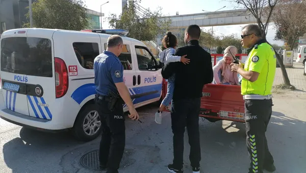 turk-polisi-hem-cezasini-keser-hem-de-magdur-etmez-araci-trafikten-men-edilen-surucunun-cocugu-polis-araciyla-1663760683109.jpg Türk polisi hem cezasını keser hem de mağdur etmez! Aracı trafikten men edilen sürücünün çocuğu polis aracıyla hastaneye götürüldü-3