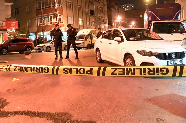 Gaziosmanpaşa'da hareketli anlar! Belinden çıkardığı silahla kurşun yağdırdı