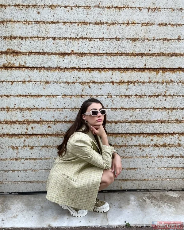 Burcu Özberk'ten önce boylu boyunca göğüs dekoltesi sonra da bikinili poz 'seni çılgın prenses' Dizisi final yaptırılan Burcu... - 8