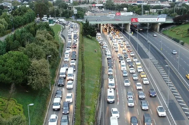 İstanbul'da trafik çilesi: Yoğunluk yüzde 70'e dayandı | YOL DURUMU