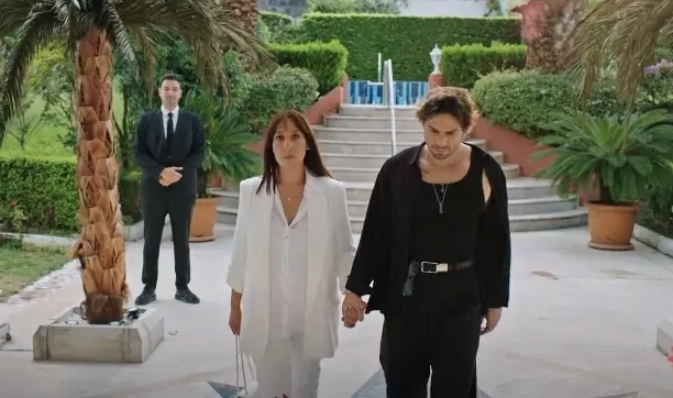 yali-capkini-canlara-tak-dedirtecek-basrol-ayriligi-diziyi-finalle-burun-buruna-getirecek-1714384046544.jpg Yalı Çapkını canlara tak dedirtecek başrol ayrılığı! Diziyi finalle yüz yüze getirecek-5