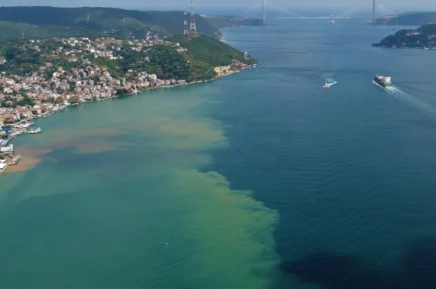 İstanbul Boğazı'nda şaşırtan görüntü