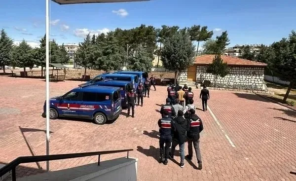 kardese-60-kursun-cani-evlat-anne-ve-babasina-da-iskence-yapmis-1782847722812.jpeg Gaziantep'te kardeşine 60 kurşun sıkan Ahmet Karakurt'un anne babasına işkence yaptığı ortaya çıktı-3