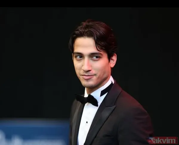 EĞİTİM HAYATI Sahne ve set hayatına erken yaşta atılması sebebiyle eğitimini dışarıdan (açıktan) tamamlayan sanatçı, hem müzik albümleriyle hem de sinema...