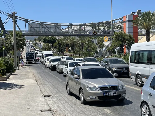 bodrumda-tatilciler-erken-donuse-gecti-trafik-cilesi-basladi-1657982038540.jpg