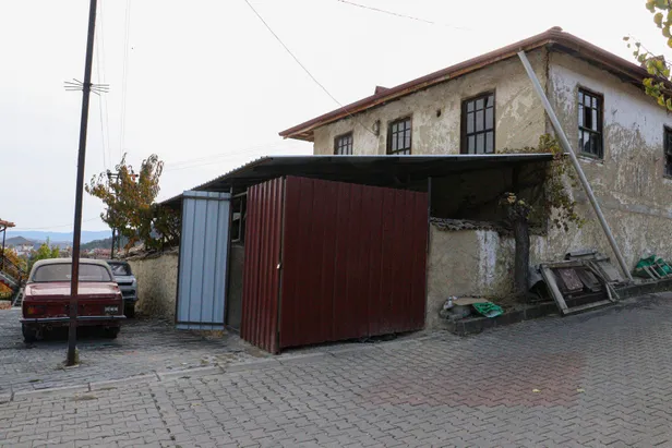 eskisi-olmayanin-acari-olmaz-bire-aldi-uc-dort-katina-satiyor-hunerini-duyanlar-1606416785299.jpg Eskisi olmayanın acarı olmaz! Bire aldı üç dört katına satıyor! Hünerini duyanlar...-6