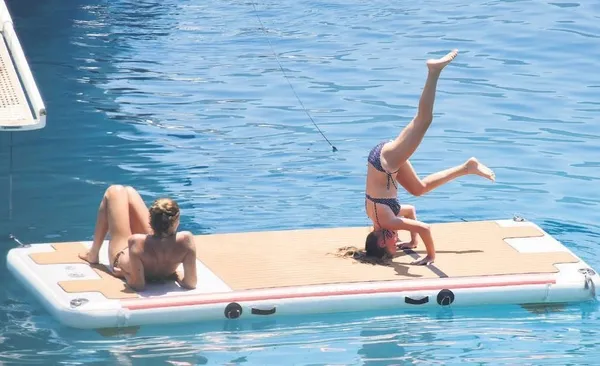 Oyuncu Pınar Altuğ, önceki gün 31 milyon TL'lik yelkenlisiyle Ege'de şov yaptı-7