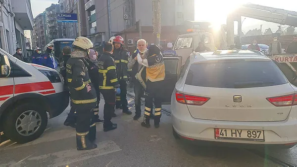 İzmit'te otomobil ile tramvay çarpıştı: 2 yaralı-2