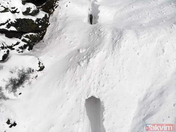 Ağrı'da çığ düşen köy yolunda ulaşım "kardan tünel" ile sağlanıyor - 3