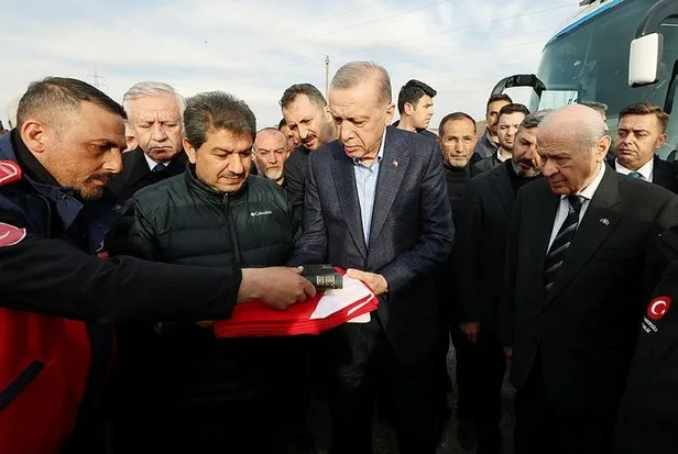 Başkan Erdoğan'a Adıyaman'da Türk bayrağı ve Kur'an-ı Kerim takdim edildi-1