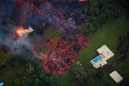 Hawaii’de Kilauea Yanardağı’nın püskürttüğü lavlar felakete neden oldu!