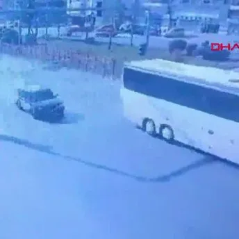 Bolu D-100 kara yolunda otobüse çarpan otomobildeki 2 kişinin öldüğü kazanın görüntüleri ortaya çıktı!