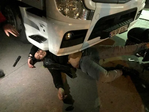 Şişli'de korku dolu anlar! Virajı alamayan motosiklet, akaryakıt tankerinin altına girdi: 1 yaralı-2