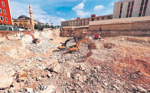 mardin-valisi-ve-buyuksehir-belediyesi-baskan-vekili-mahmut-demirtas-tarihi-binalari-yeniden-canlandiriyor-1650573392720.jpeg Mardin Valisi ve Büyükşehir Belediyesi Başkan Vekili Mahmut Demirtaş tarihi binaları yeniden canlandırıyor-6