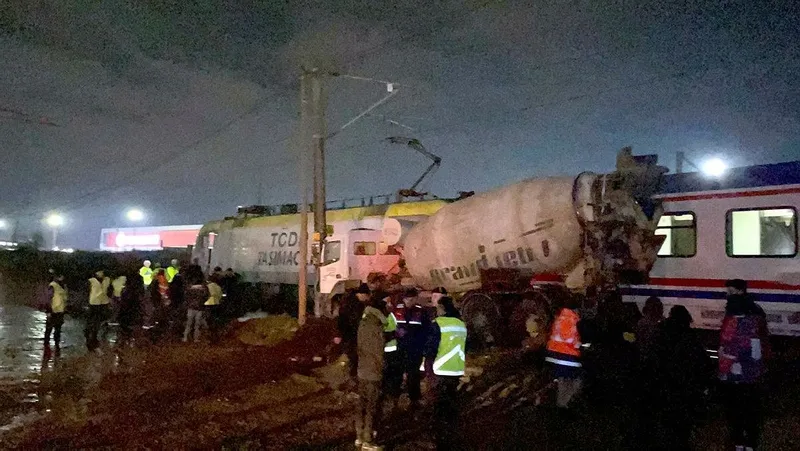 tekirdagda-yolcu-treni-beton-mikserine-carpti-bolgeye-cok-sayida-ekip-sevk-edildi-1706390306334.jpeg Tekirdağ'da yolcu treni beton mikserine çarptı! Bölgeye çok sayıda ekip sevk edildi-3