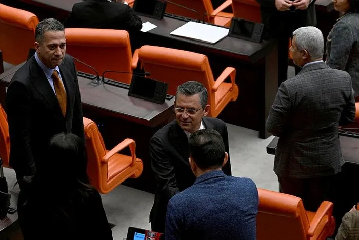 chpliler-bile-rahatsiz-ozgur-ozelin-terore-karsi-ortak-bildiriye-imza-atmamasi-vekilleri-isyan-ettirdi-1703572991307.jpeg CHP'liler bile rahatsız! Özgür Özel'in teröre karşı ortak bildiriye imza atmaması vekilleri isyan ettirdi-2