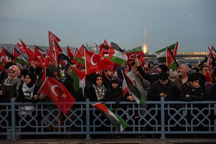 1704169255083.jpeg İstanbul'da tarihi yürüyüş! Dünya basını manşetten duyurdu-5