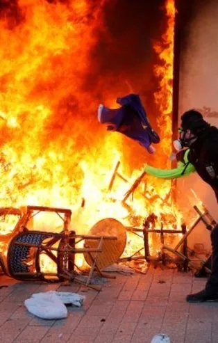 Fransa'da Sarı Yelekliler'in eylemleri sürüyor