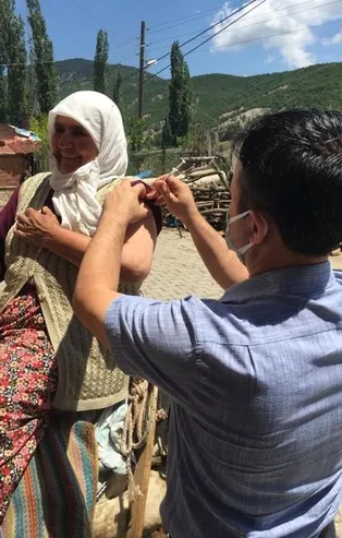 Yaşlı kadının koronavirüs aşısı eşeğinin üstündeyken vuruldu