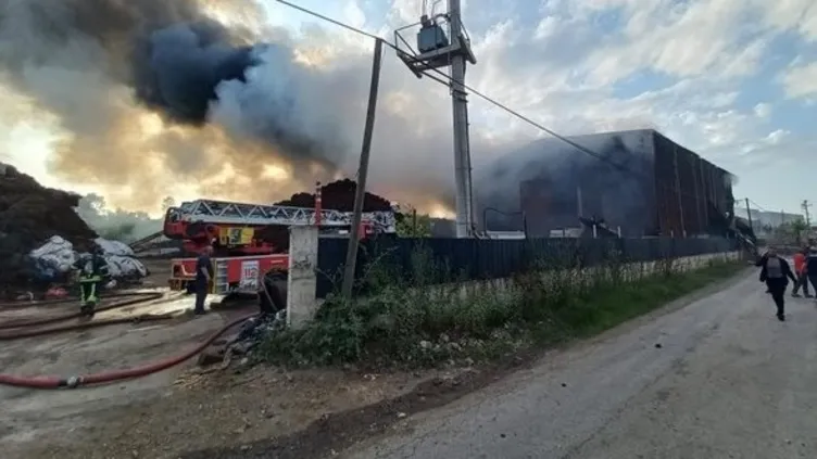 Kocaeli'de geri dönüşüm fabrikasında yangın çıktı!