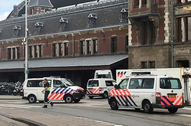 Amsterdam tren istasyonunda silah sesleri