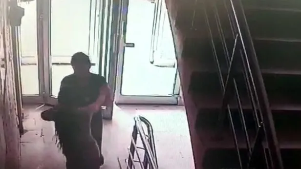 Komşu dehşeti kamerada! Darp etti, yerlerde sürükledi, saçlarını yoldu...-2