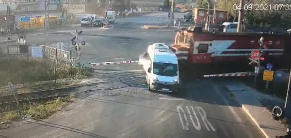 tekirdag-ergenede-tren-kazasi-ihmaliyle-7-kisinin-olumune-neden-olan-minibus-surucusu-demek-ki-gecmemek-gerekiyormus-1630925854856.jpg