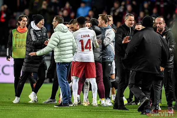 Galatasaray - Sparta Prag maçı bitti saha karıştı! Kırmızı kart gören Okan Buruk'tan flaş açıklama: "Soyunma odasına geldi" - 8